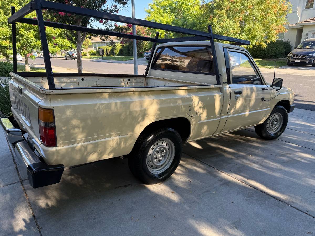 Toyota-pick-up-1986-white-3