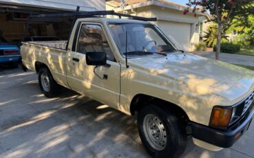 Toyota-pick-up-1986-white