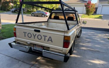 Toyota-pick-up-1986-white-4