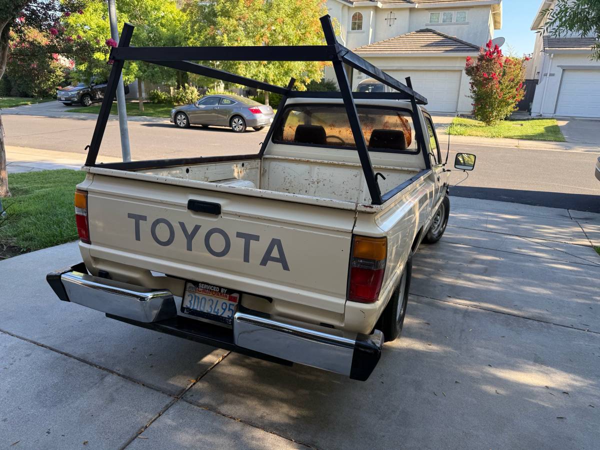 Toyota-pick-up-1986-white-4