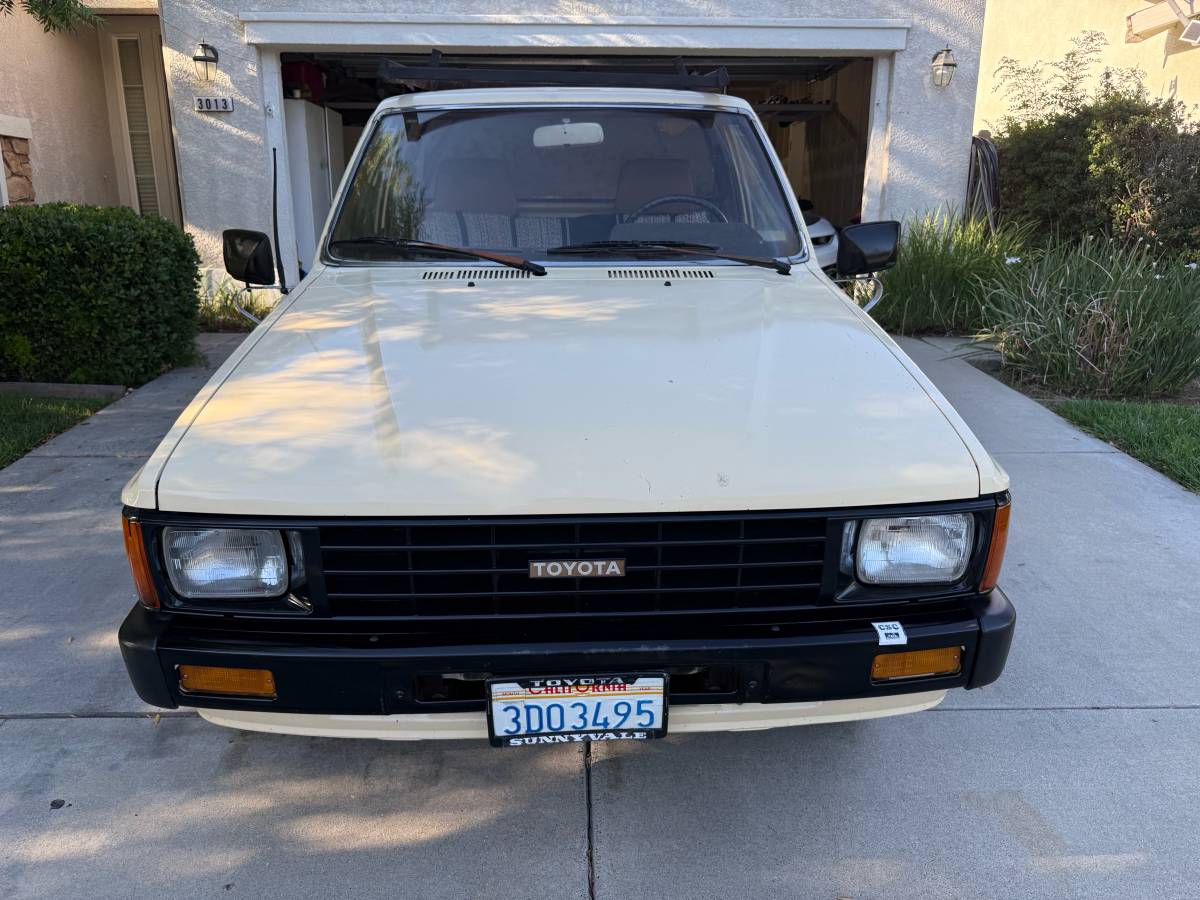 Toyota-pick-up-1986-white-5