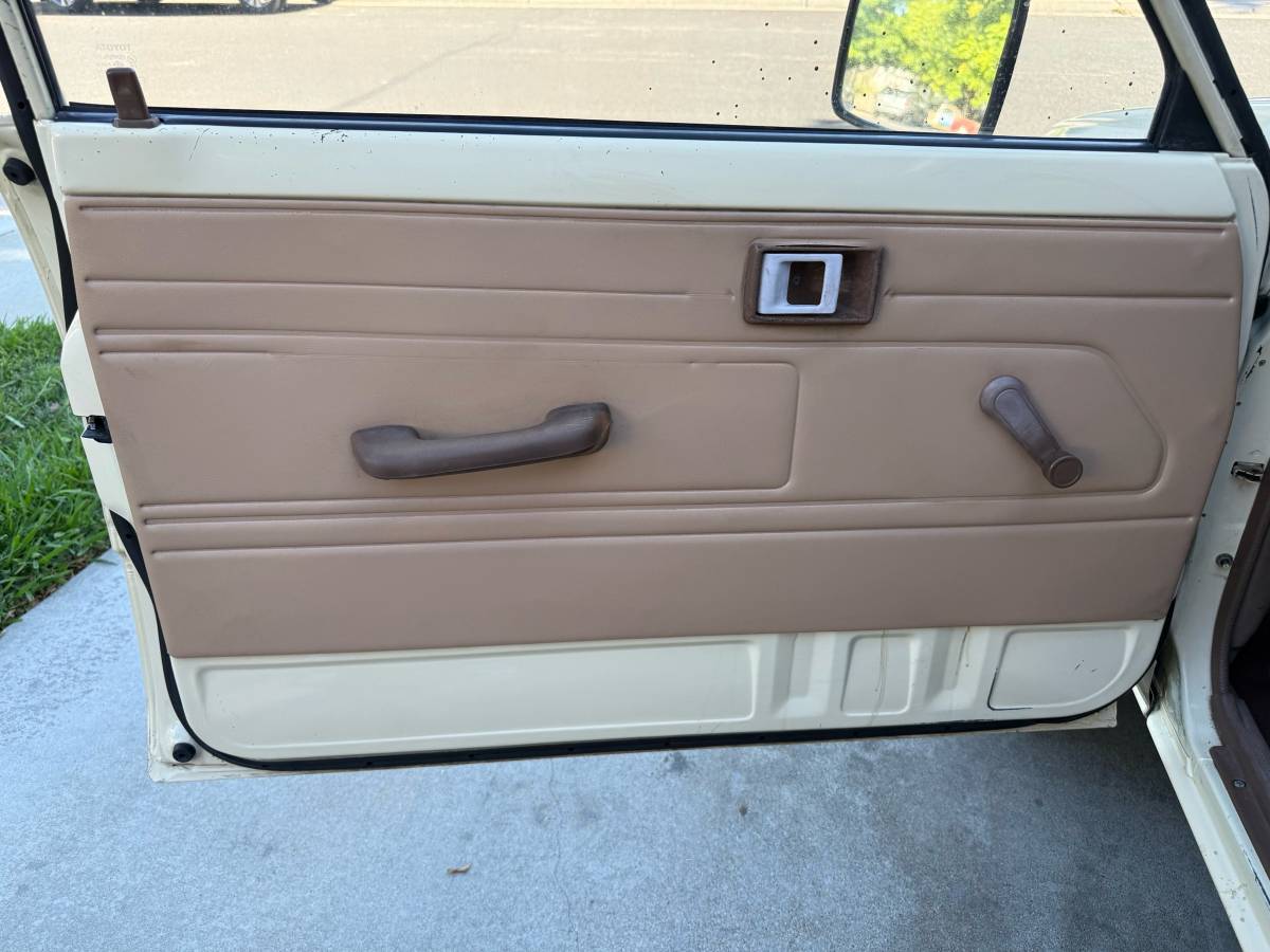 Toyota-pick-up-1986-white-6