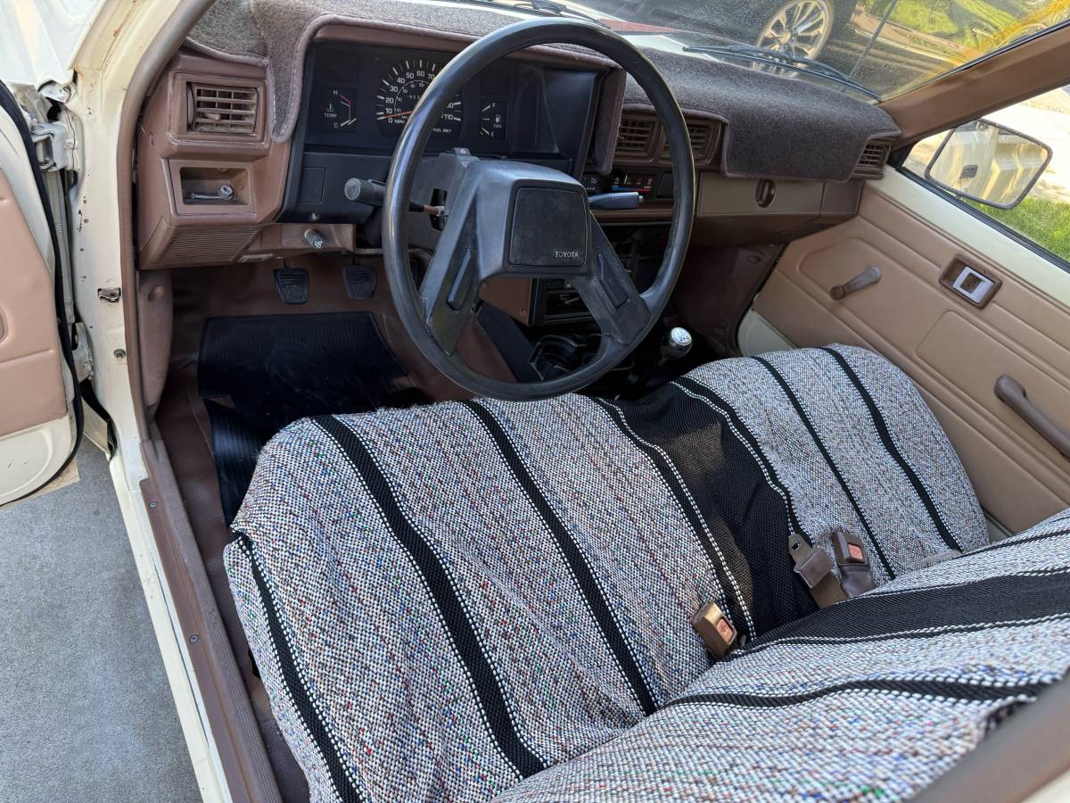 Toyota-pick-up-1986-white-8