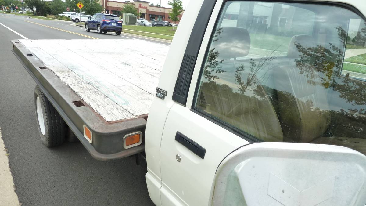 Toyota-pick-up-1987-white-11