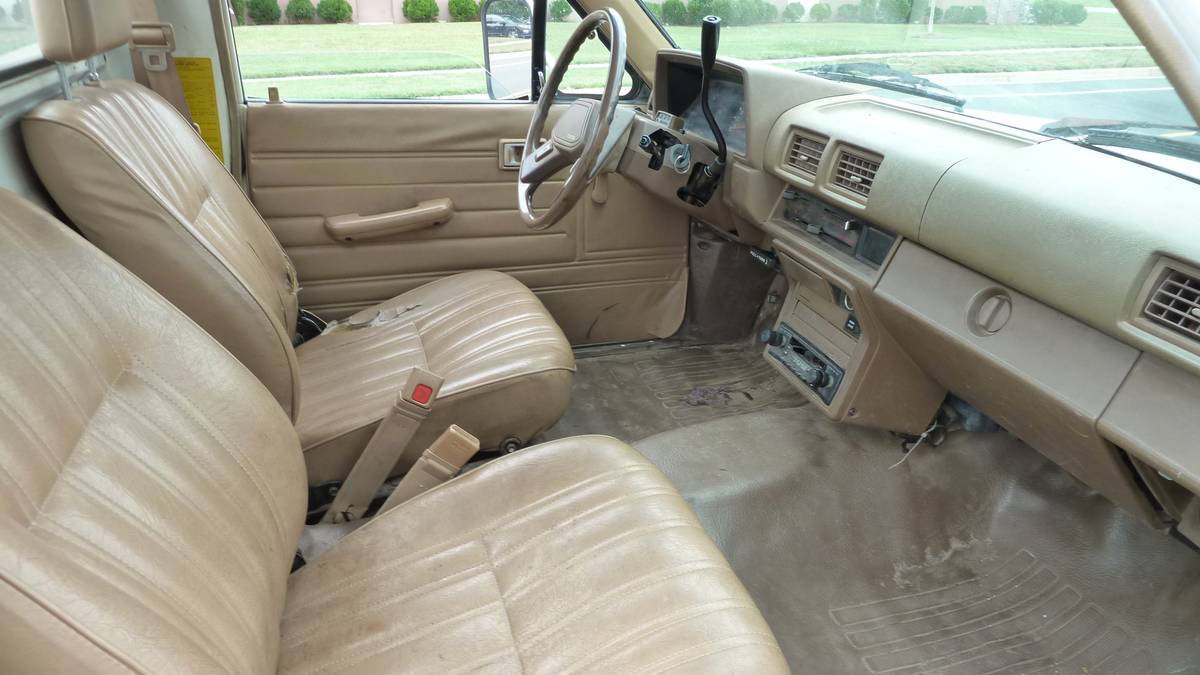 Toyota-pick-up-1987-white-12