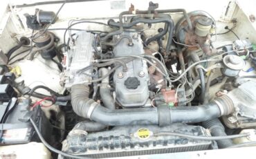 Toyota-pick-up-1987-white-13