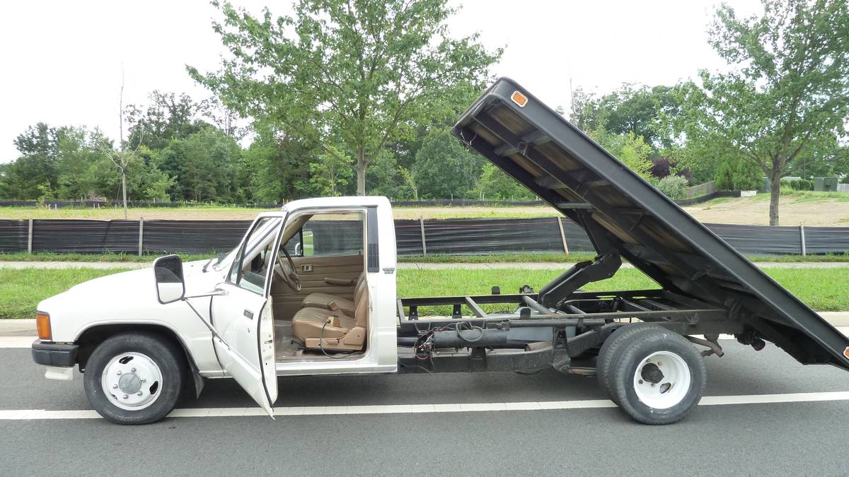 Toyota-pick-up-1987-white-16