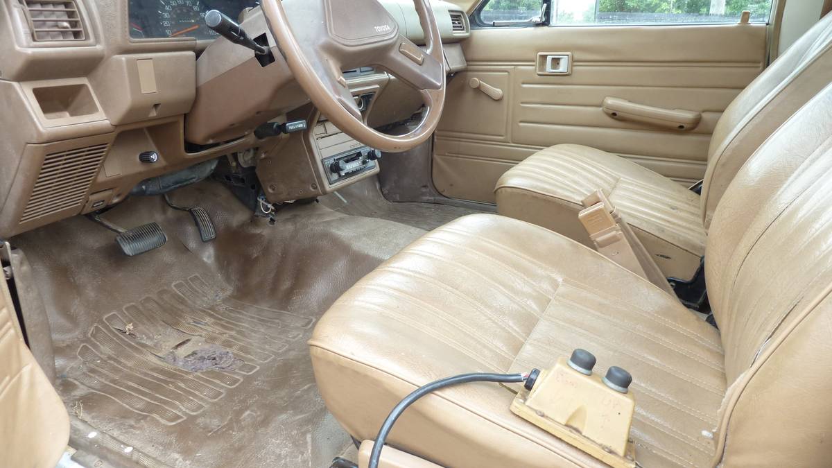 Toyota-pick-up-1987-white-19