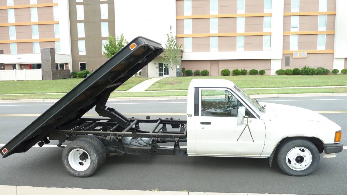 Toyota-pick-up-1987-white-2