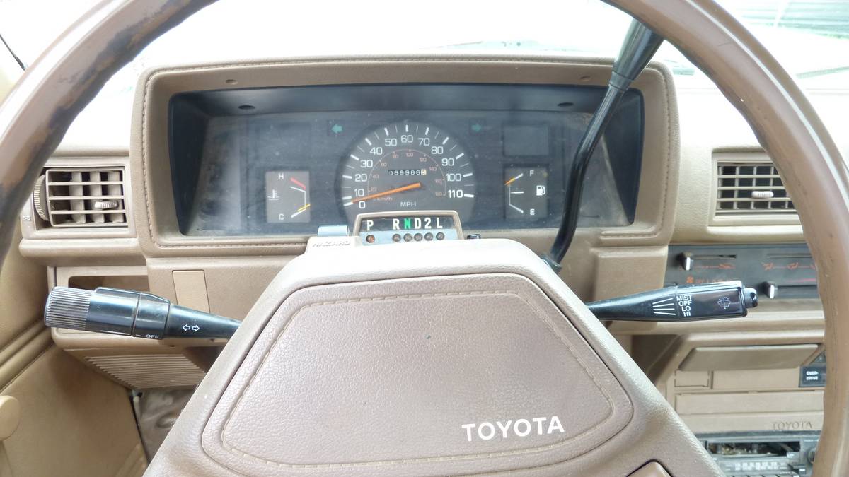 Toyota-pick-up-1987-white-20