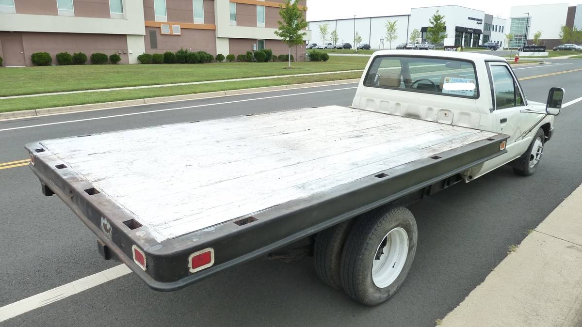 Toyota-pick-up-1987-white-21