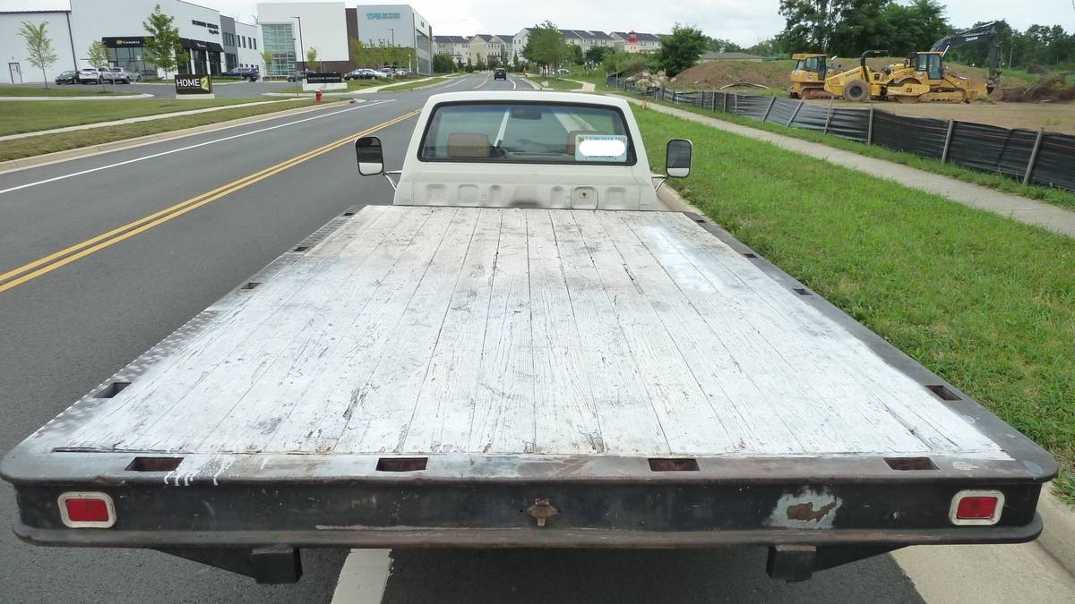 Toyota-pick-up-1987-white-22