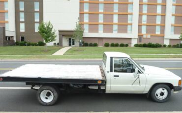 Toyota-pick-up-1987-white-7