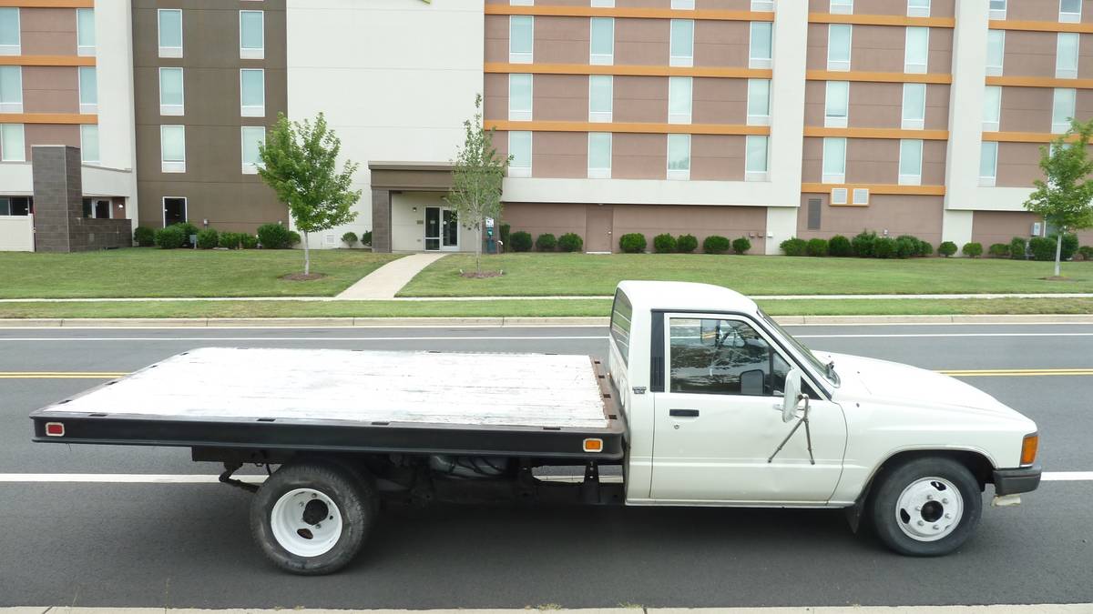 Toyota-pick-up-1987-white-7