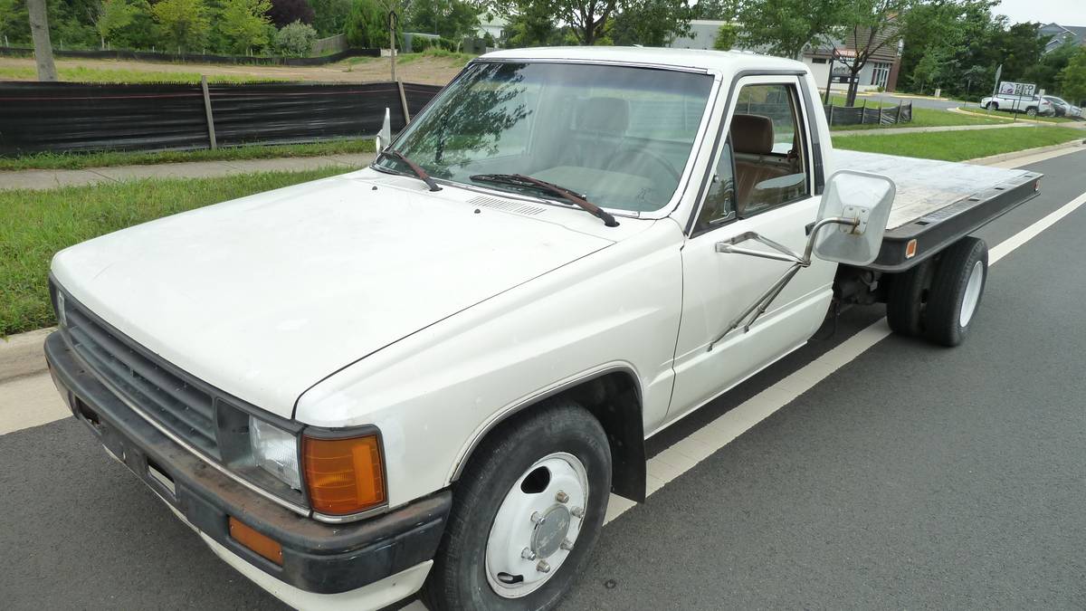 Toyota-pick-up-1987-white