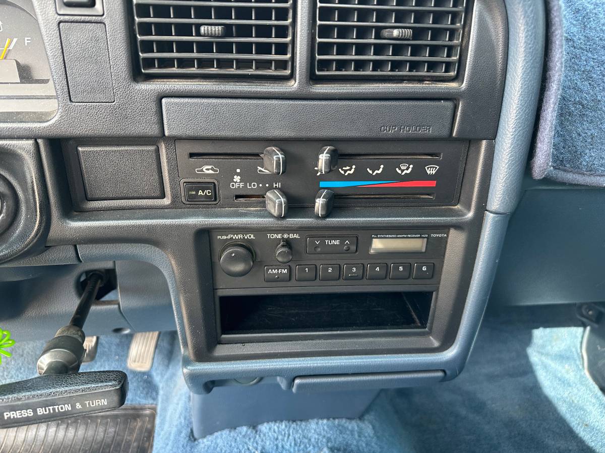 Toyota-pick-up-1989-blue-13