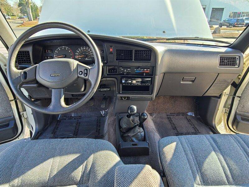 Toyota-pick-up-1990-white-14