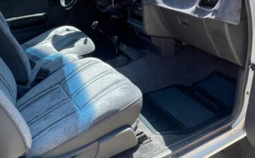 Toyota-pick-up-1992-white-10