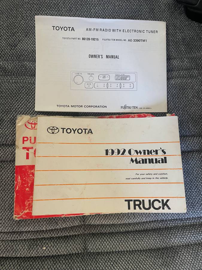 Toyota-pick-up-1992-white-13