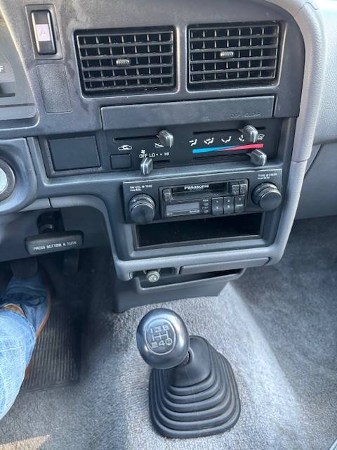 Toyota-pick-up-1993-white-6