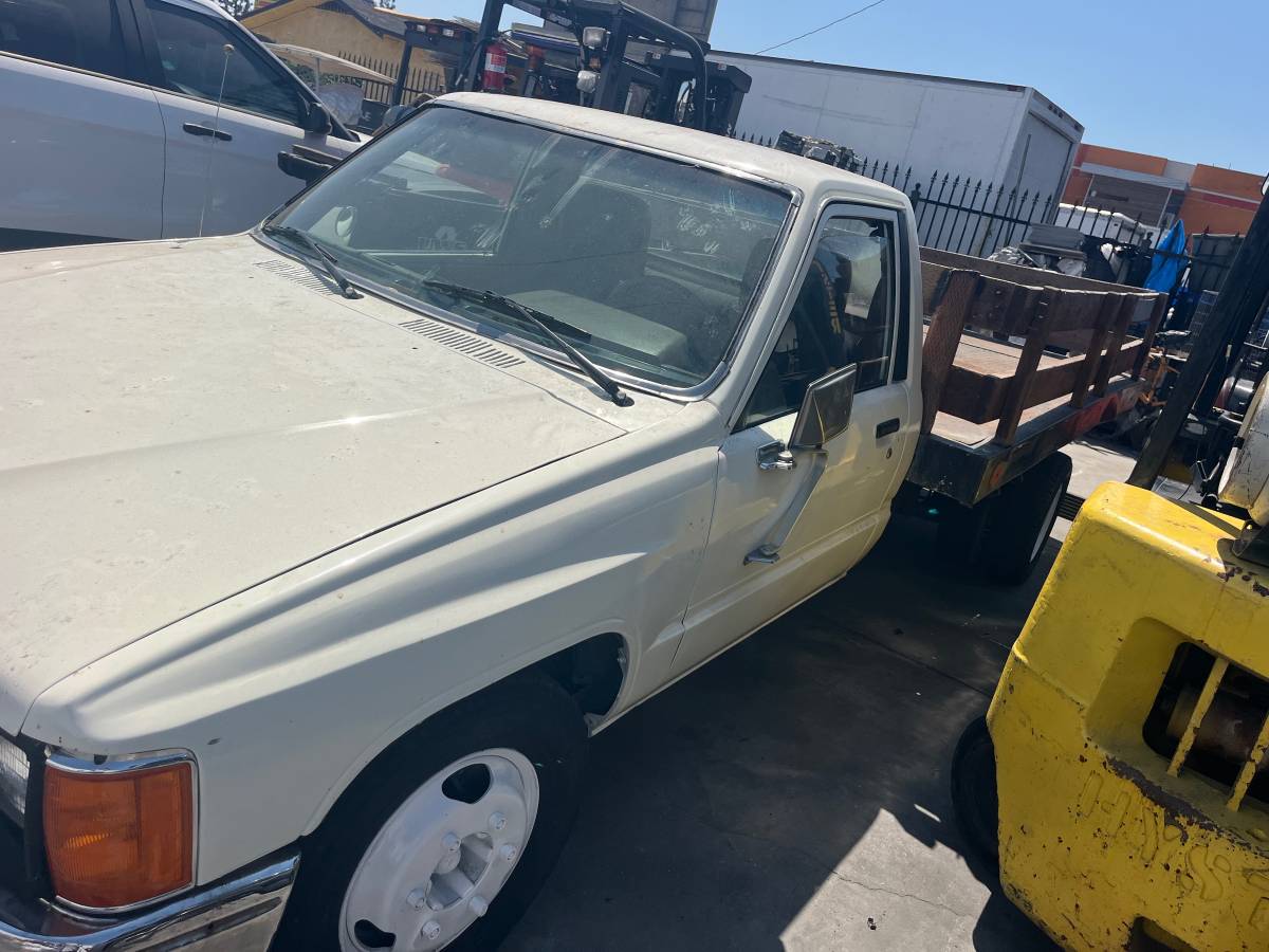 Toyota-pick-up-std-1988-white-1