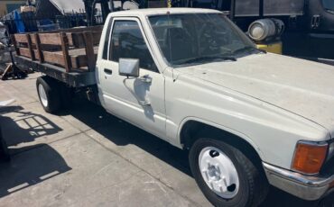 Toyota-pick-up-std-1988-white