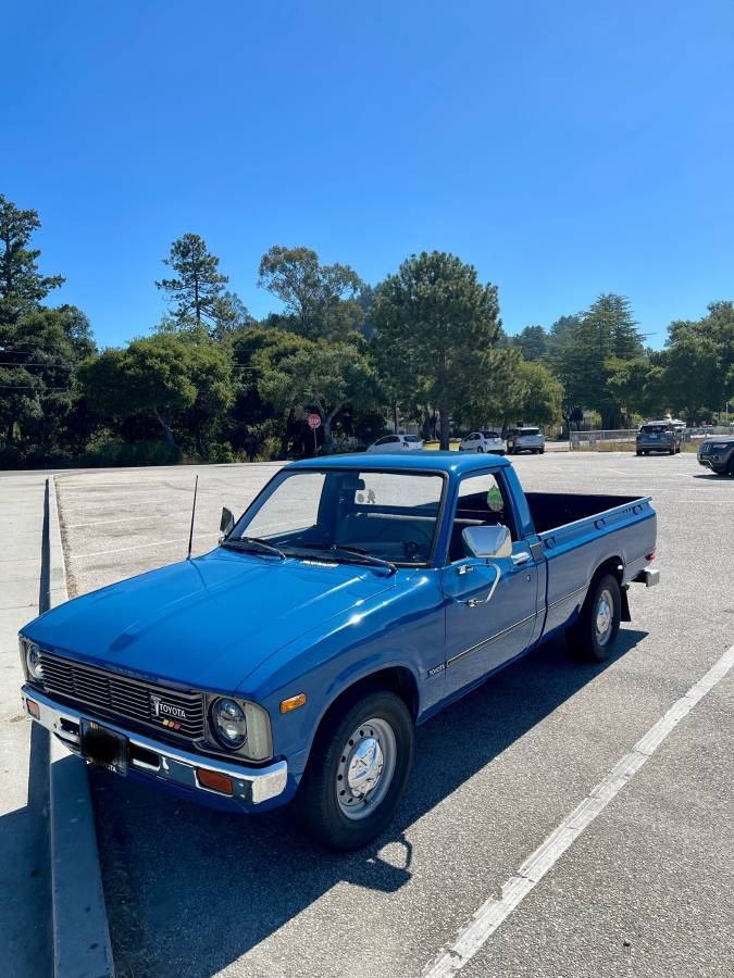 Toyota-pickup-1980-blue