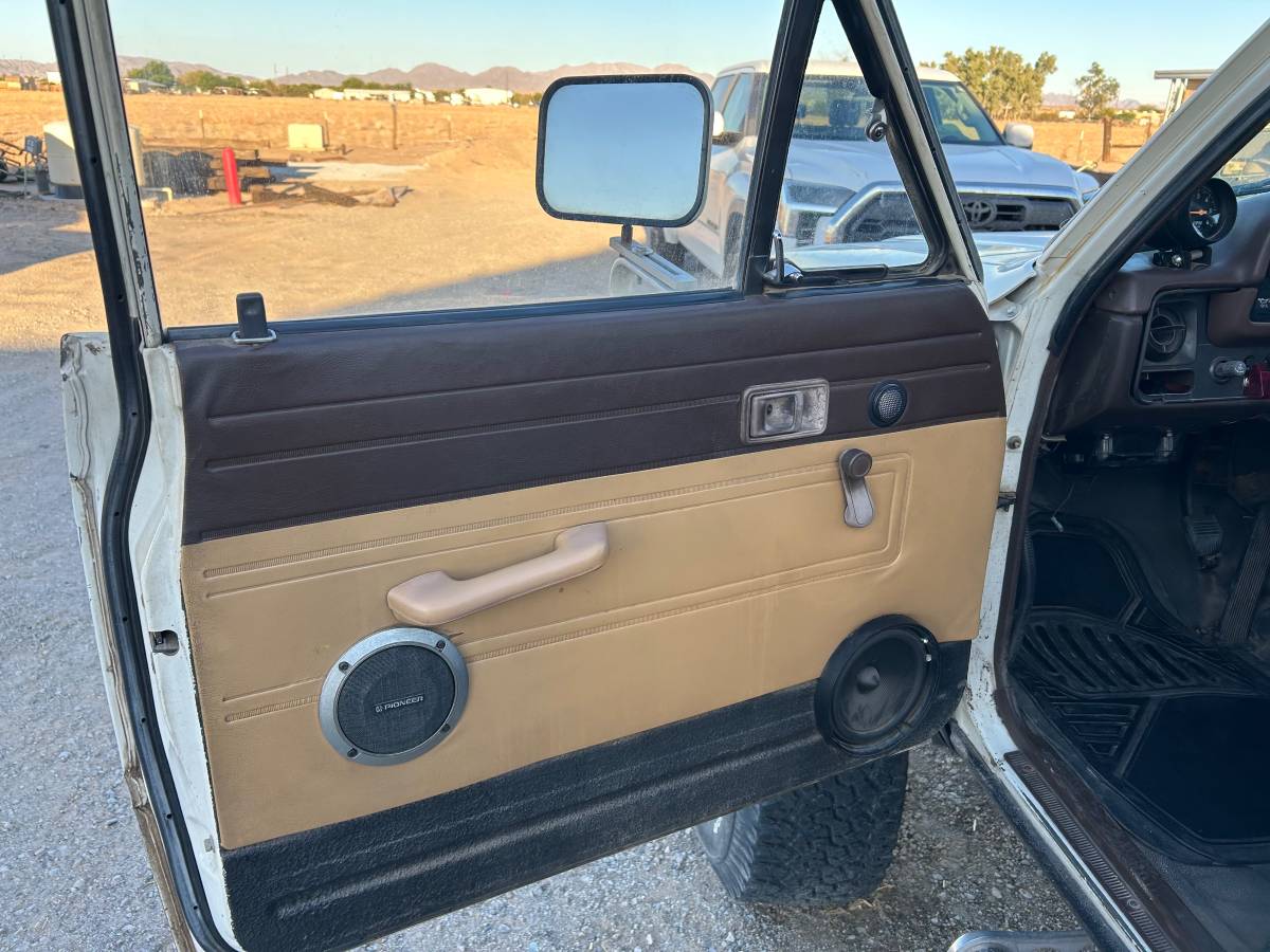 Toyota-pickup-1982-white-1