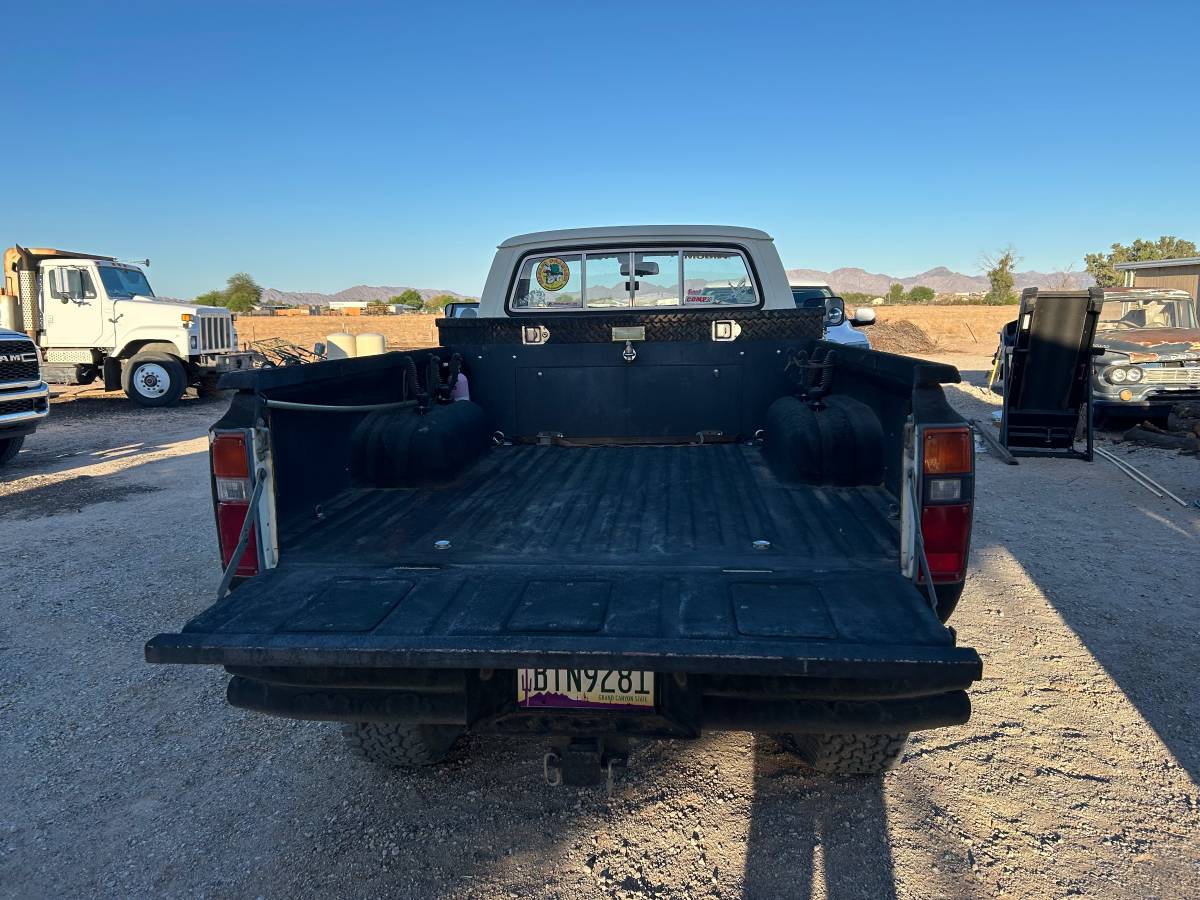 Toyota-pickup-1982-white-2
