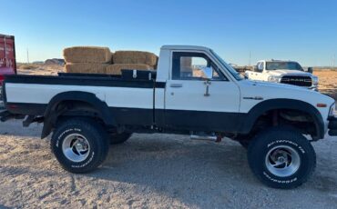 Toyota-pickup-1982-white-5