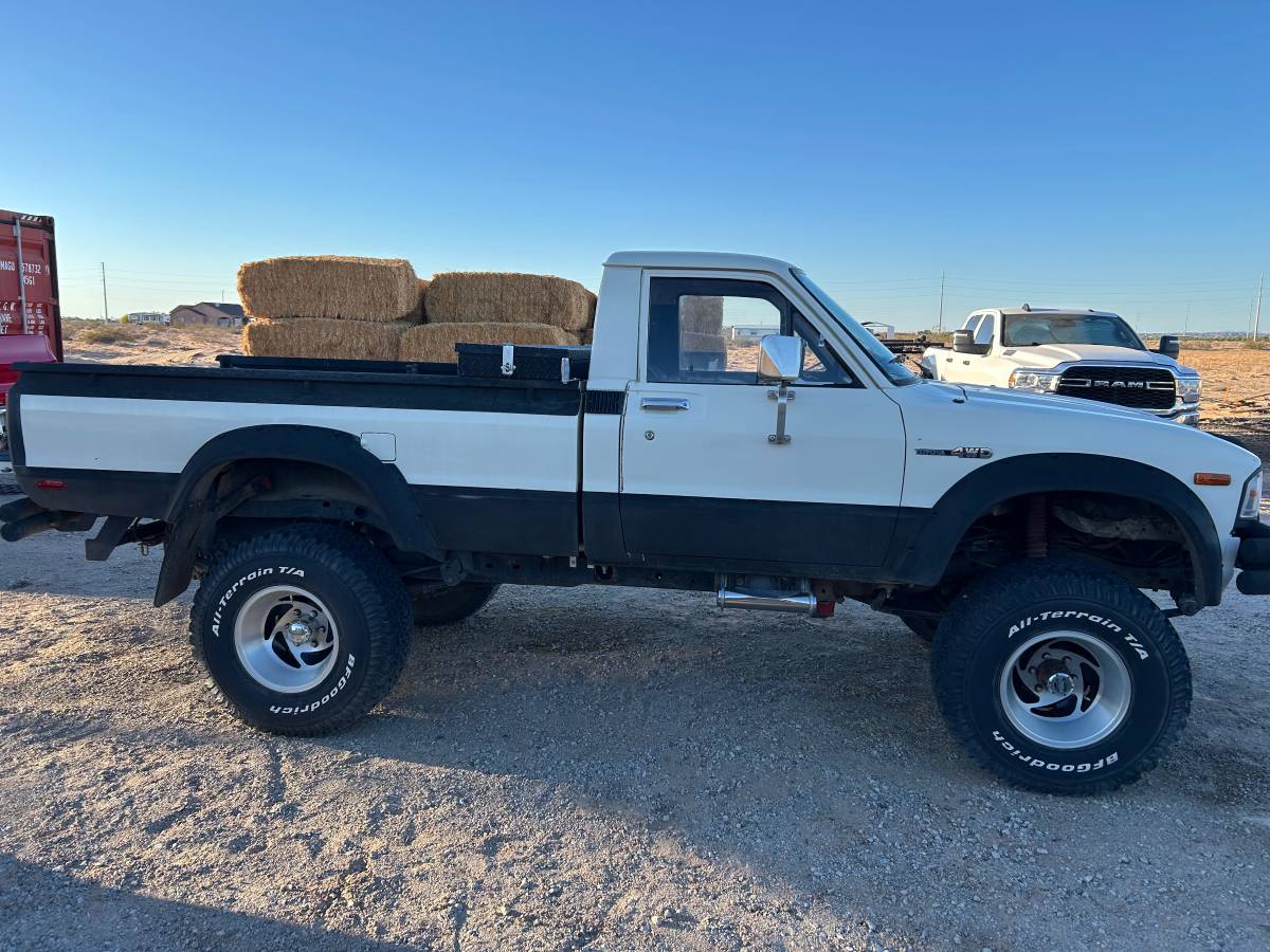Toyota-pickup-1982-white-5