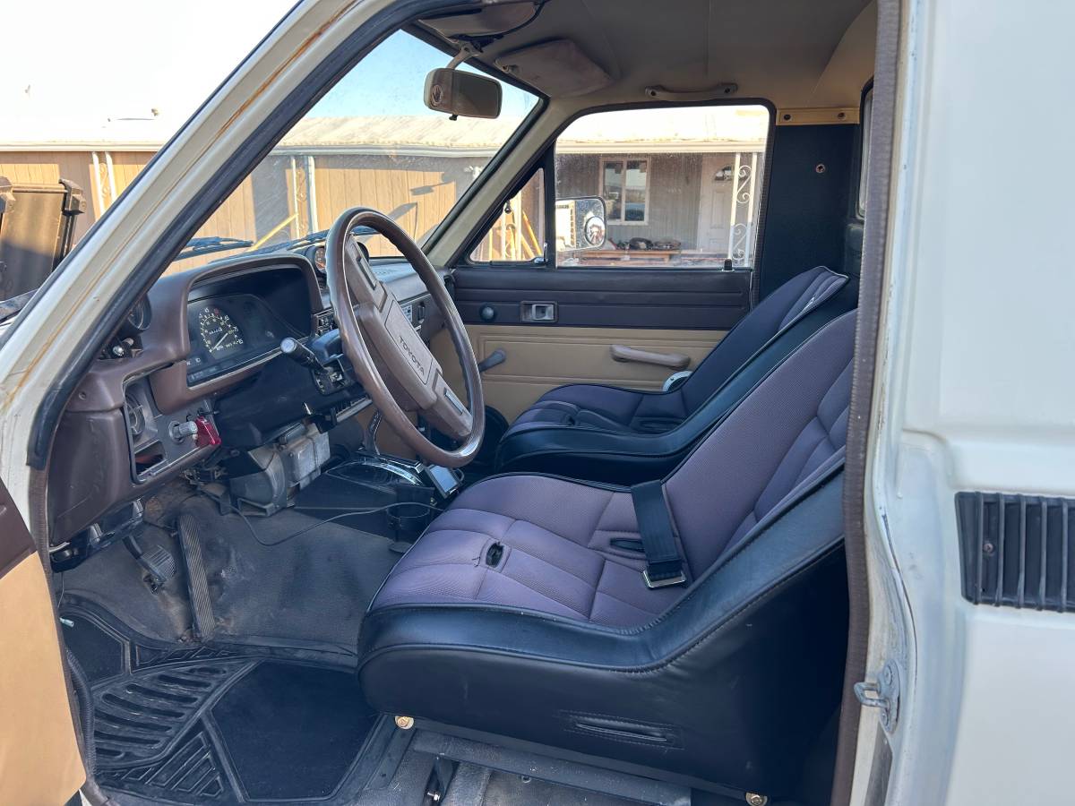 Toyota-pickup-1982-white-6