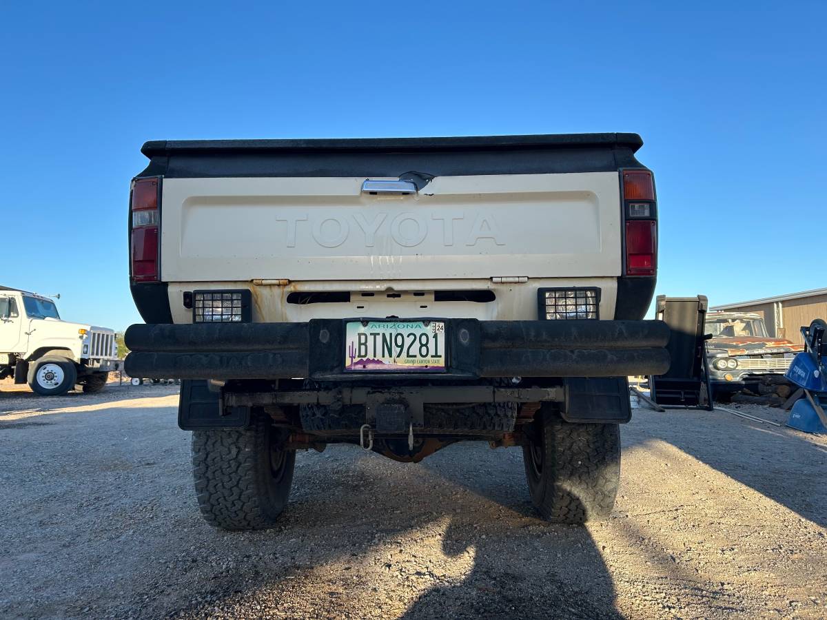Toyota-pickup-1982-white-7
