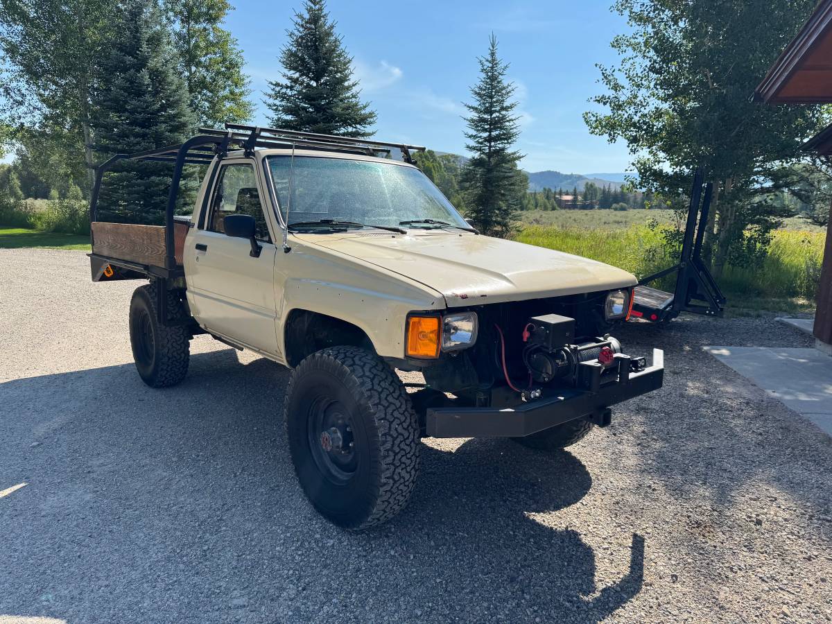 Toyota-pickup-1984-1