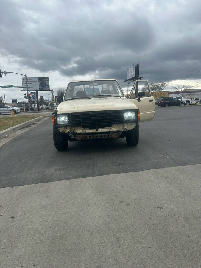 Toyota-pickup-1984-2