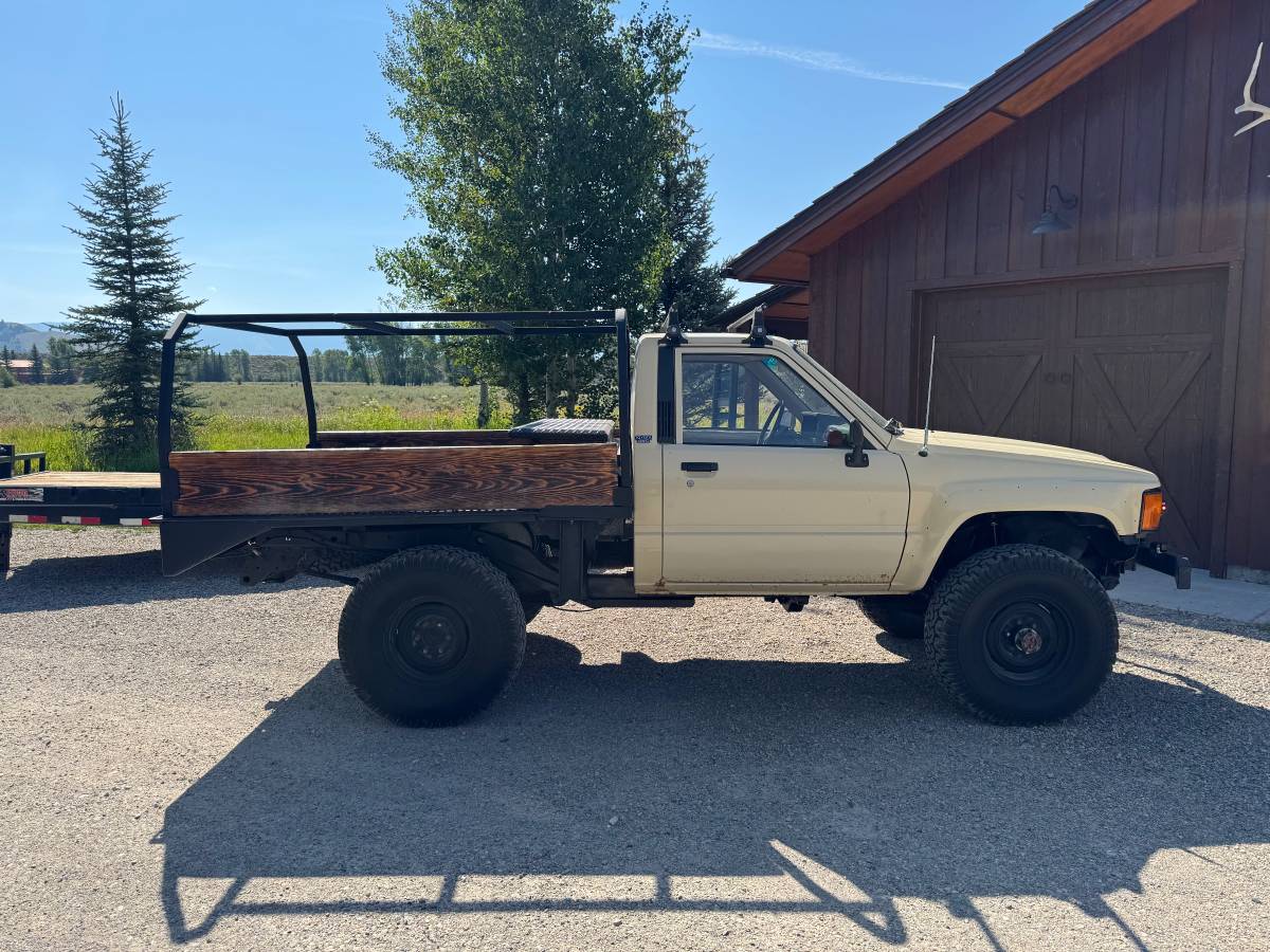 Toyota-pickup-1984-2