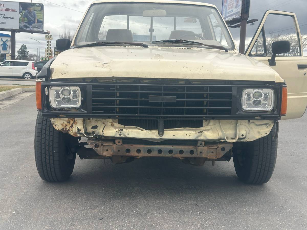 Toyota-pickup-1984-3