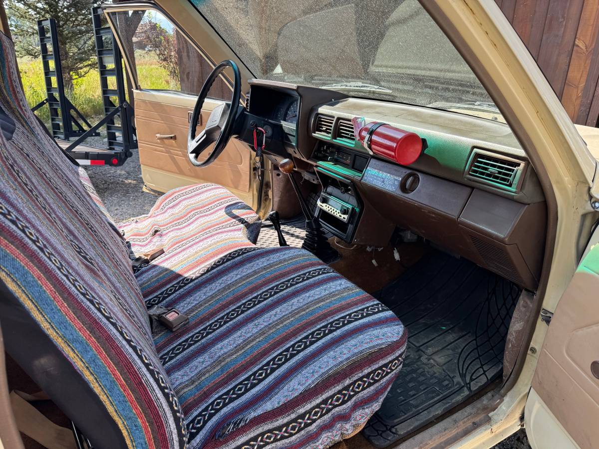 Toyota-pickup-1984-6