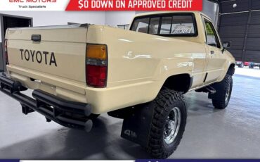 Toyota-pickup-1985-1