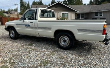 Toyota-pickup-1986-white-1