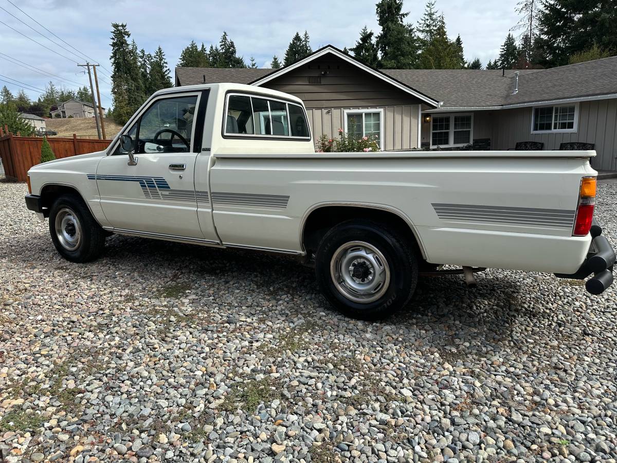 Toyota-pickup-1986-white-1