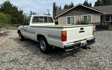 Toyota-pickup-1986-white-2