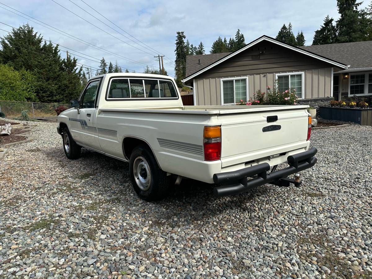 Toyota-pickup-1986-white-2