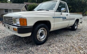 Toyota-pickup-1986-white-3