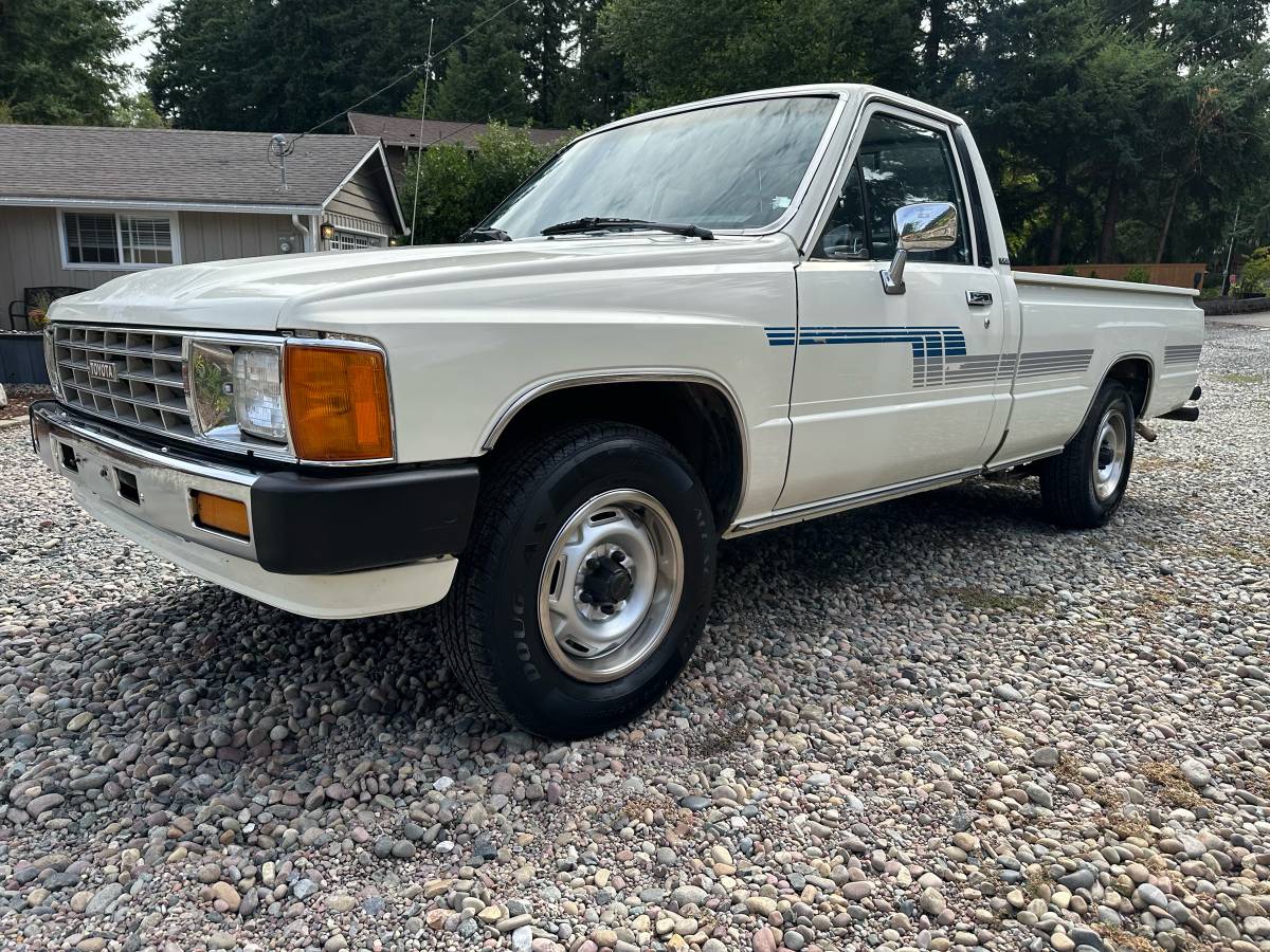 Toyota-pickup-1986-white-3