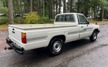 Toyota-pickup-1986-white-4