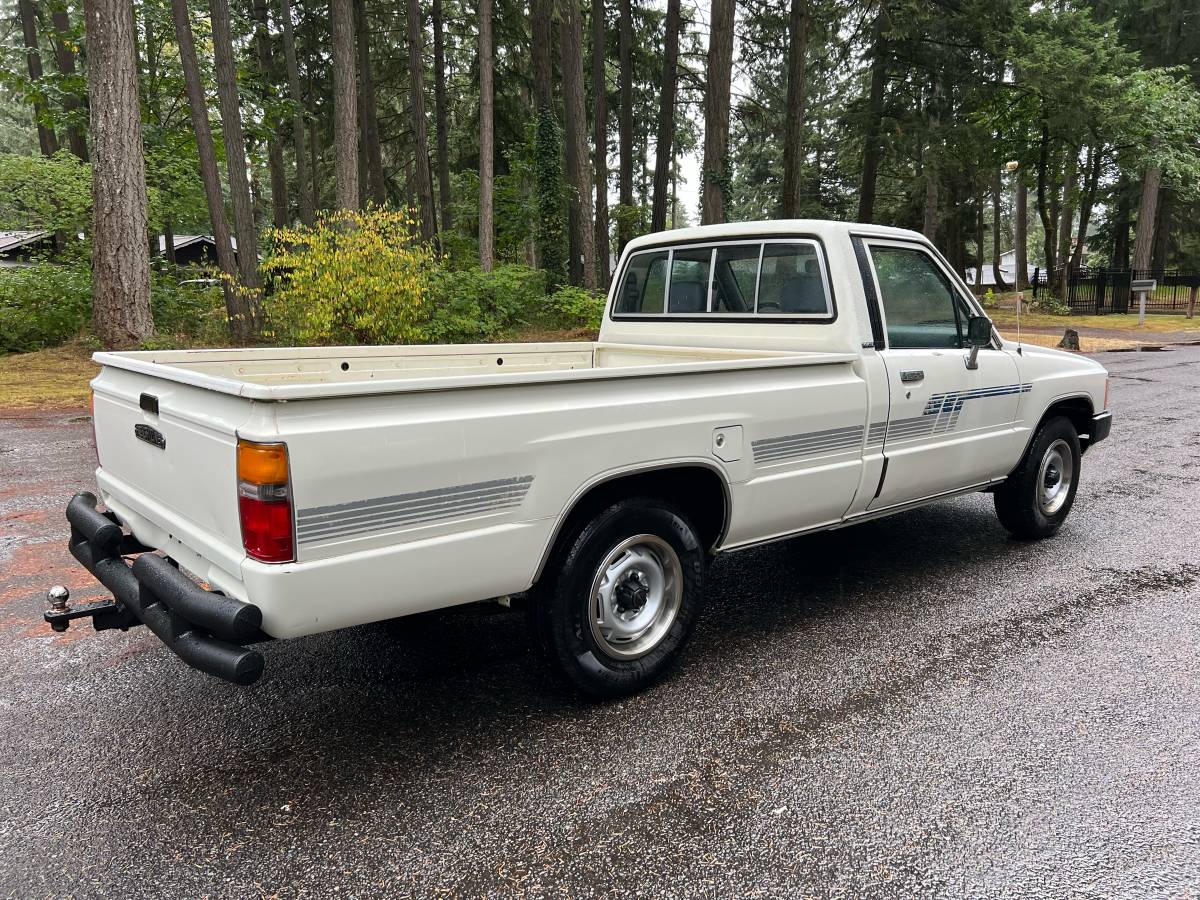Toyota-pickup-1986-white-4