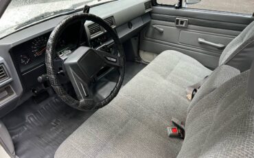 Toyota-pickup-1986-white-5