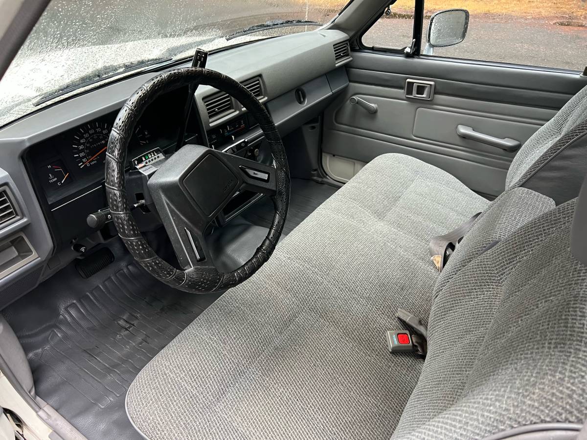 Toyota-pickup-1986-white-5