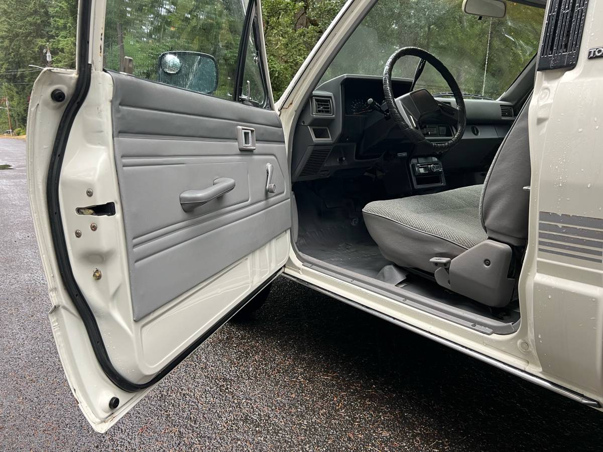 Toyota-pickup-1986-white-6